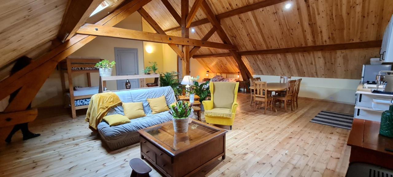 Loft Mansarde Du Train Jaune Avec Vue Sur Les Montagnes 萨亚古斯 外观 照片