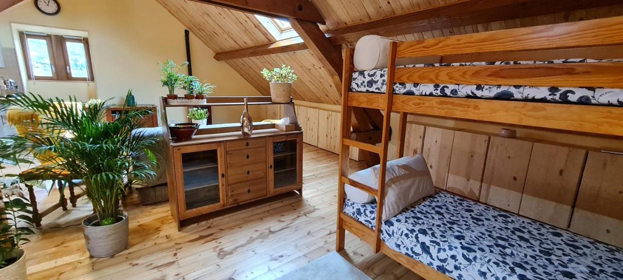 Loft Mansarde Du Train Jaune Avec Vue Sur Les Montagnes 萨亚古斯 外观 照片