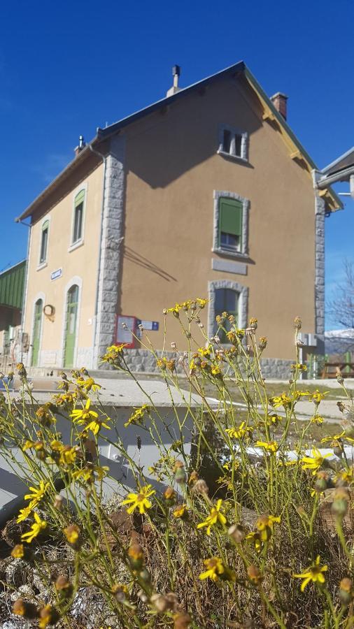 Loft Mansarde Du Train Jaune Avec Vue Sur Les Montagnes 萨亚古斯 外观 照片