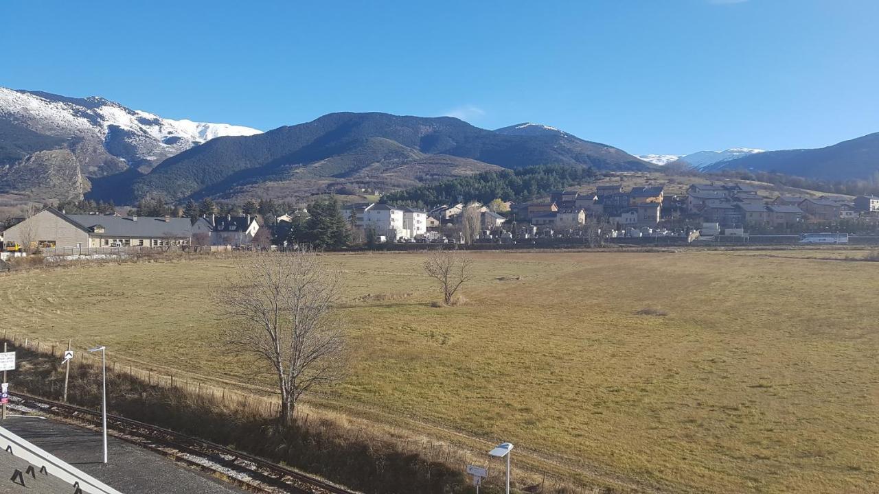 Loft Mansarde Du Train Jaune Avec Vue Sur Les Montagnes 萨亚古斯 外观 照片